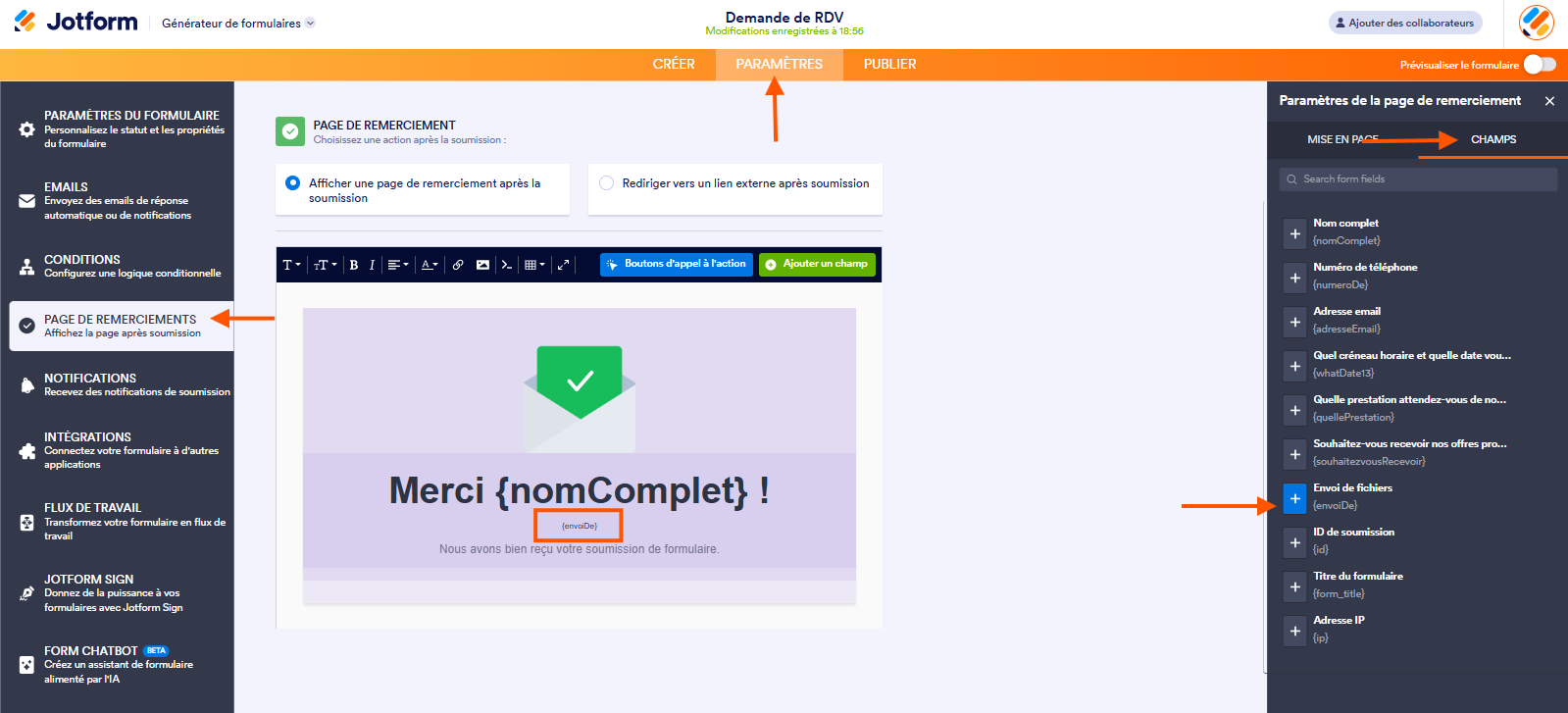Capture d'écran de la Page de remerciement dans le Générateur de formulaires Jotform avec une flèche pointant vers Paramètres, une autre vers Page de remerciements, une troisième vers l'onglet Champs, une quatrième vers +Envoi de fichiers et un encadré autour de la balise {envoiDe} qui apparaît sous le message de remerciement 