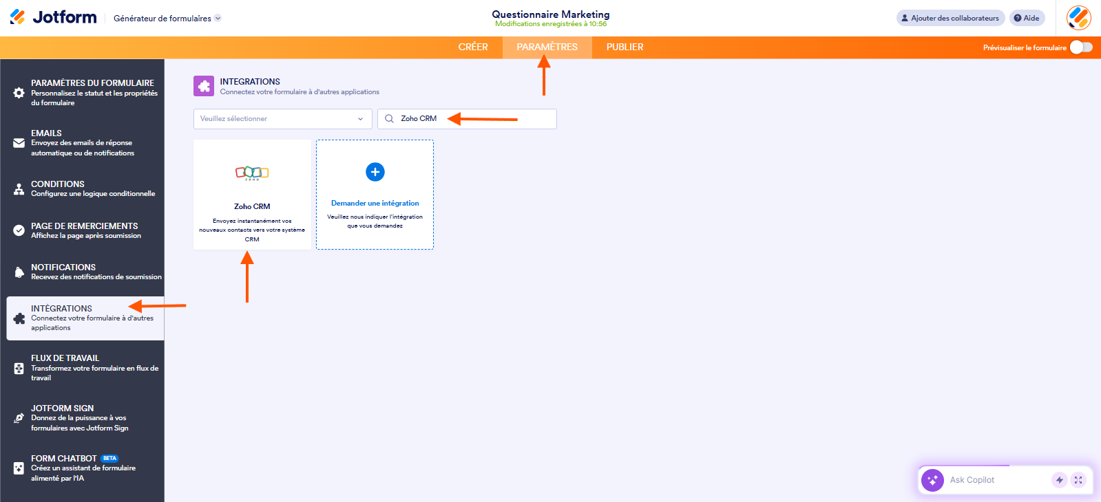 Capture d'écran de la page Intégrations dans le Générateur de formulaires Jotform avec une flèche pointant vers Paramètres, une autre vers Intégrations dans le volet de gauche, une autre vers Zoho CRM saisi dans le champ de recherche et une dernière sur Zoho CRM dans les résultats de recherche