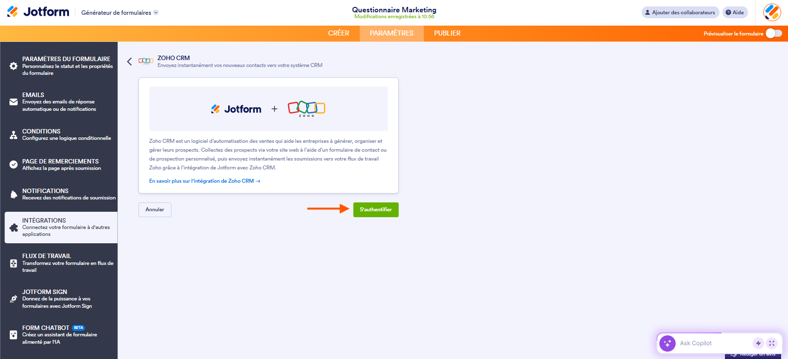 Capture d'écran de la page l'intégration Zoho CRM dans le Générateur de formulaires Jotform avec une flèche pointant vers le bouton S'authentifier