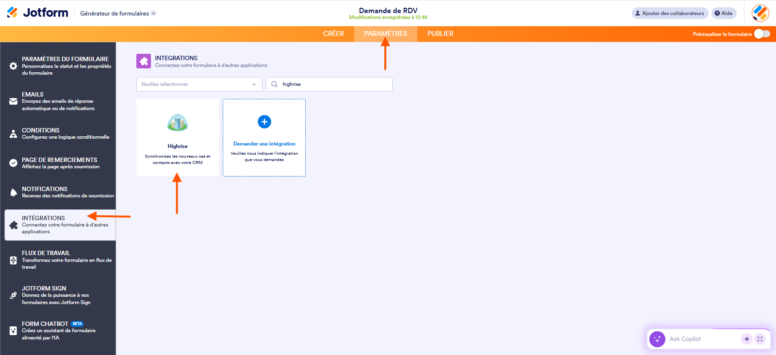 Capture d'écran de la page Intégrations dans le Générateur de formulaires Jotform avec une flèche pointant vers Paramètres, une autre vers Intégrations et une troisième vers Highrise