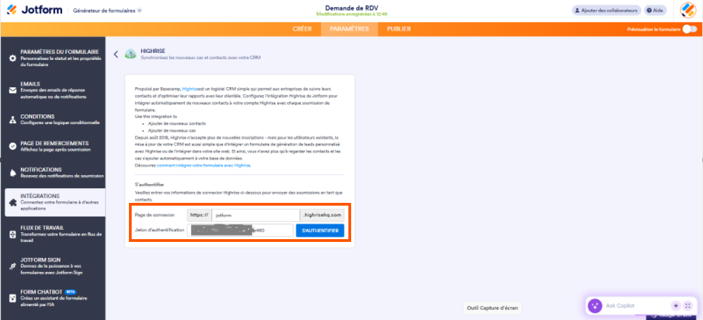 Capture d'écran de la page d'intégration Highrise dans le Générateur de formulaires Jotform avec un encadré autour des champs Page de connexion et Jeton d'authentification renseignés