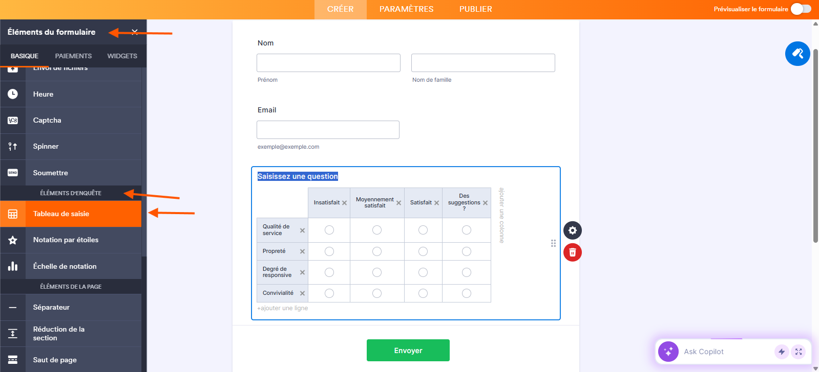 Capture d'écran d'un formulaireavec un tableau de saisie dans le Générateur de formulaires Jotform avec une flèche pointant vers Éléments du formulaire, une autre vers Éléments d'enquête et une troisième vers tableau de saisie dans le volet de gauche