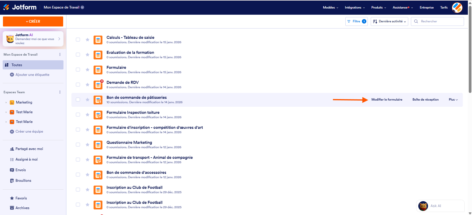 Capture d'écran de Mon Espace de Travail dans le Générateur de formulaires Jotform avec un formulaire sélectionné dans la liste et une flèche pointant vers Modifier le formulaire