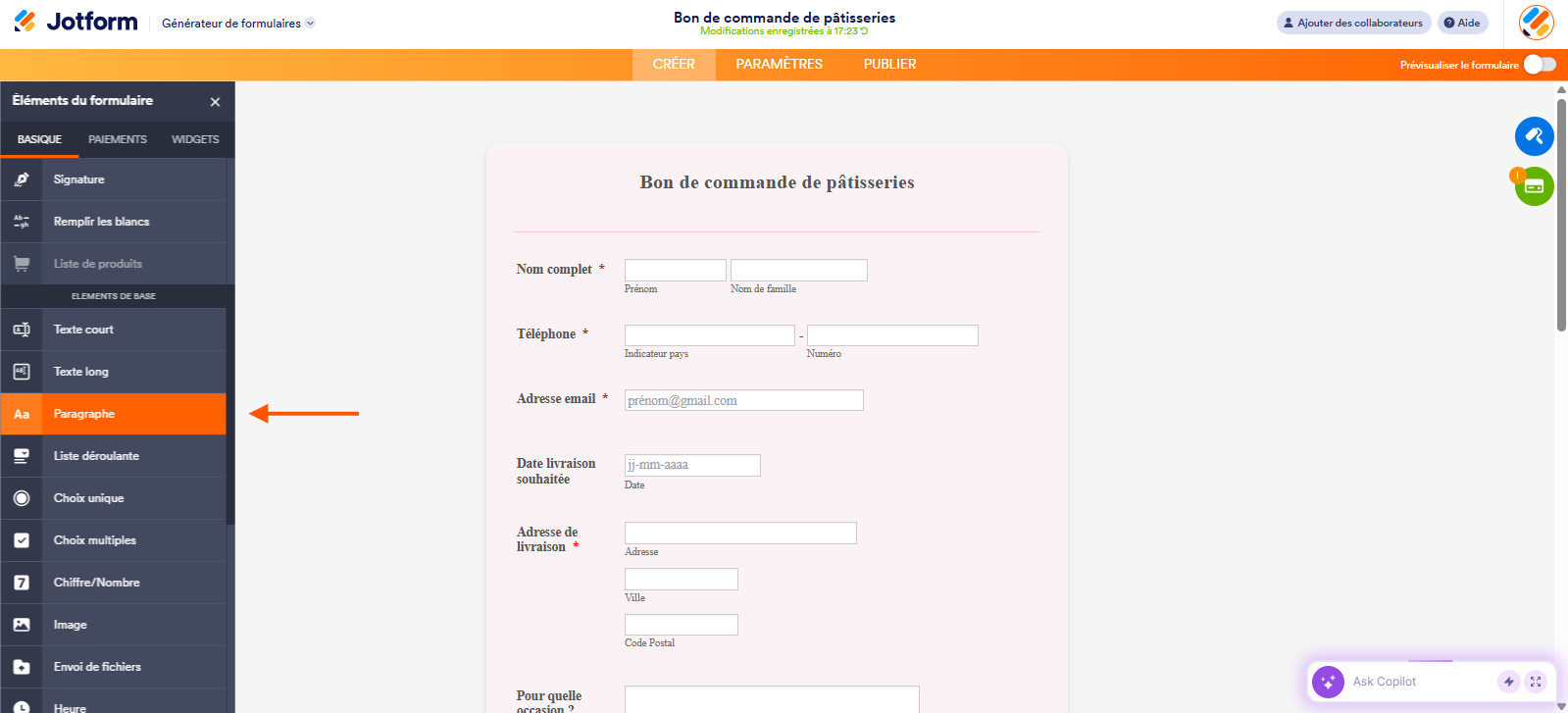 Capture d'écran du formulaire dans le Générateur de formulaires Jotform avec une flèche pointant vers Paragraphe dans le volet Éléments du formulaire ouvert à gauche
