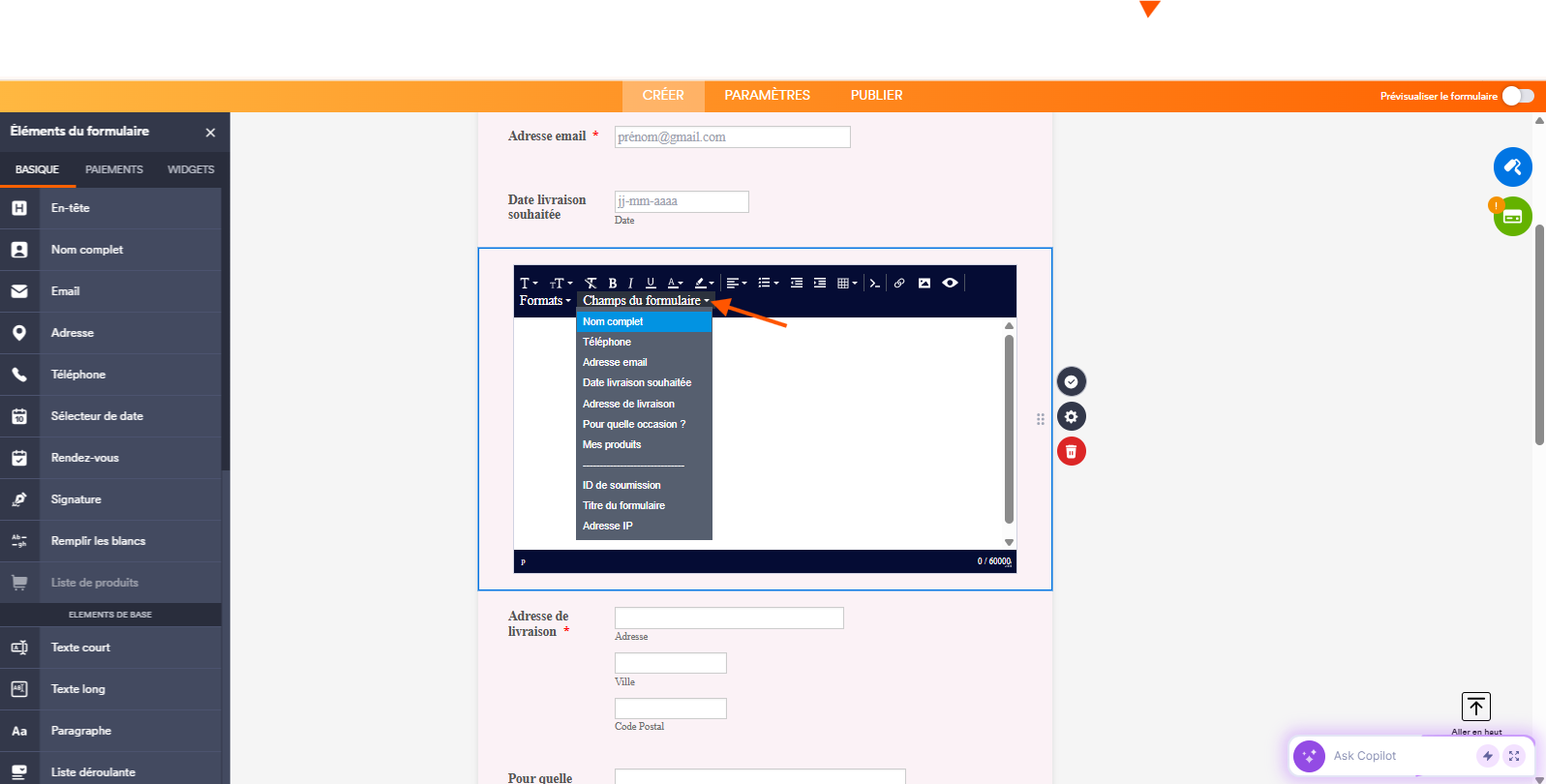 Capture d'écran du formulaire dans le Générateur de formulaires Jotform avec l'éditeur de Paragraphe ouvert et une flèche pointant vers le menu Champs du formulaire