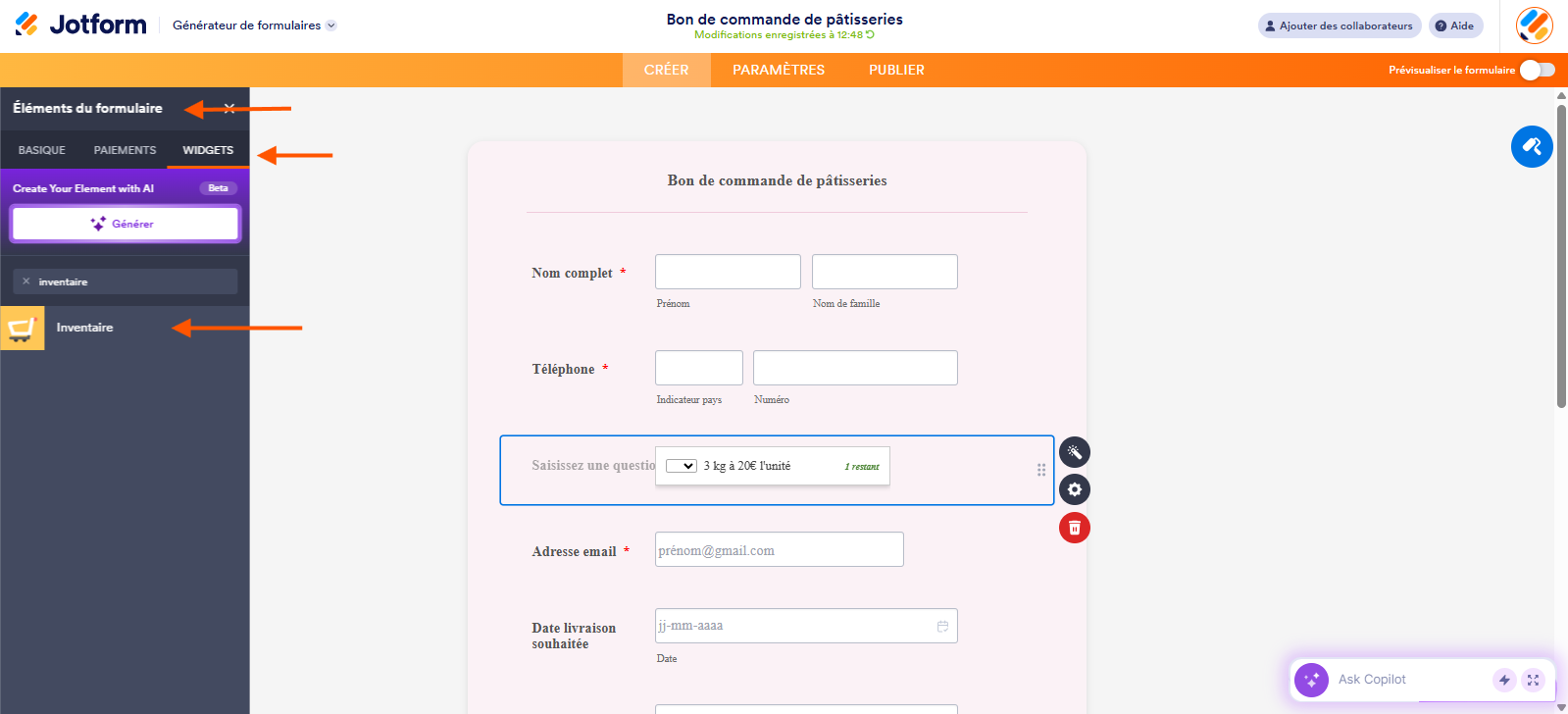Capture d'écran d'un formulaire avec une flèche pointant vers Éléments de formulaire, une autre vers l'onglet Widgets et une troisième vers Inventaire dans les résultats de recherche dans le volet de gauche du Générateur de formulaires Jotform