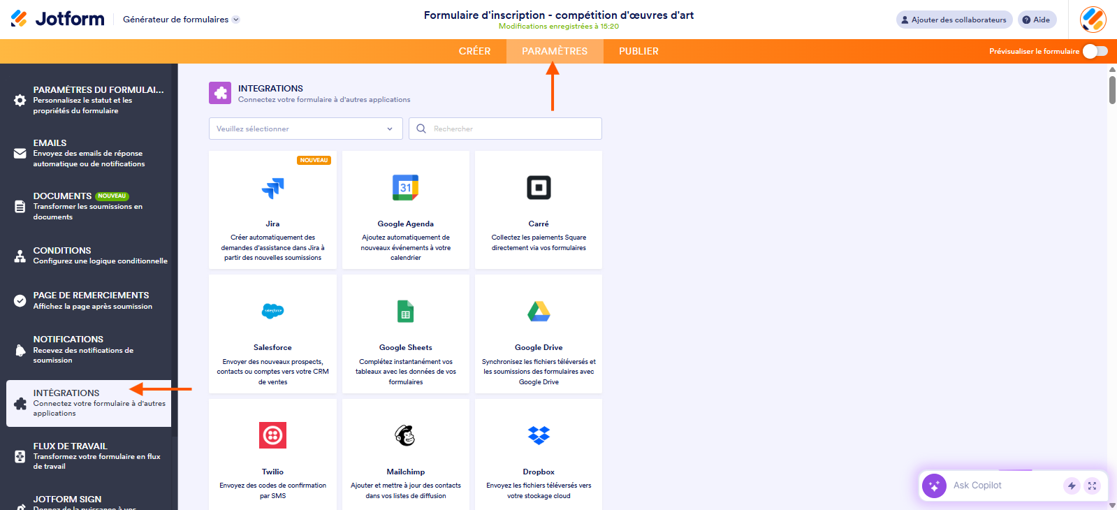 Capture d'écran de la page Intégrations dans le Générateur de formulaires Jotform avec une flèche pointant vers Paramètres et une autre vers Intégrations dans le volet de gauche