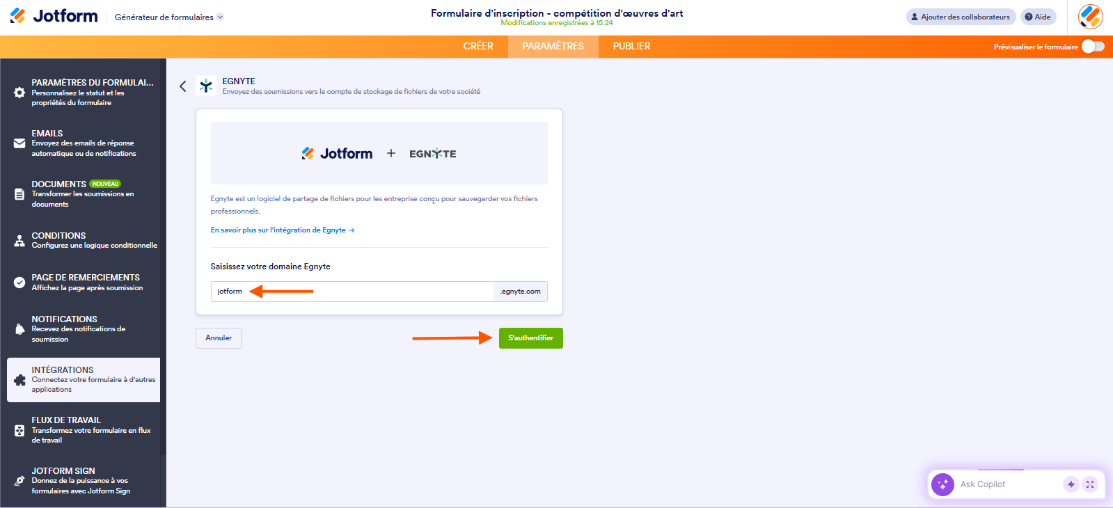 Capture d'écran de l'intégration Egnyte dans le Générateur de formulaires Jotform avec une flèche pointant vers le nom de domaine jotform et une autre vers le bouton S'authentifier