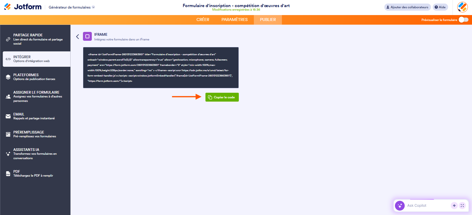 Capture d'écran de la page de l'intégration iFrame dans le Générateur de formulaires Jotform avec une flèche pointant vers le bouton Copier le code
