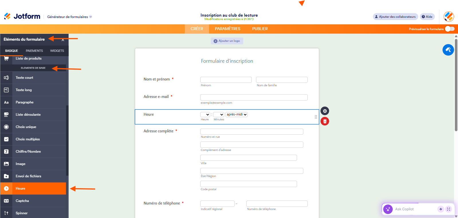 Capture d'écran d'un formulaire dans le Générateur de formulaires Jotform avec une flèche pointant vers le volet Éléments du formulaire, une autre vers Éléments de base, une troisième vers Heure