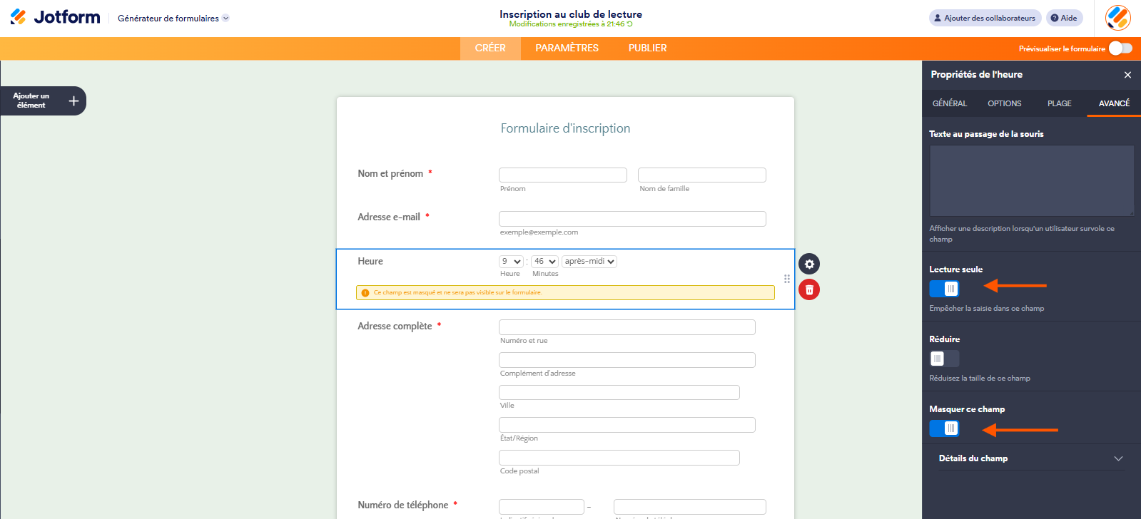 Capture d'écran du volet Propriétés de l'heure et de l'onglet Avancé avec une flèche pointant vers Lecture seule et une autre vers Masquer ce champ dans le Générateur de formulaires Jotform