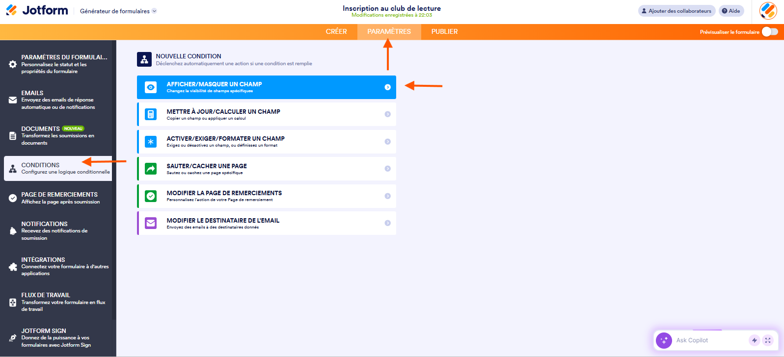 Capture d'écran de la page Nouvelle condition dans le Générateur de formulaires Jotform avec une flèche pointant vers Paramètres, une autre vers Conditions et une troisième vers l'option Afficher/Masquer un champ