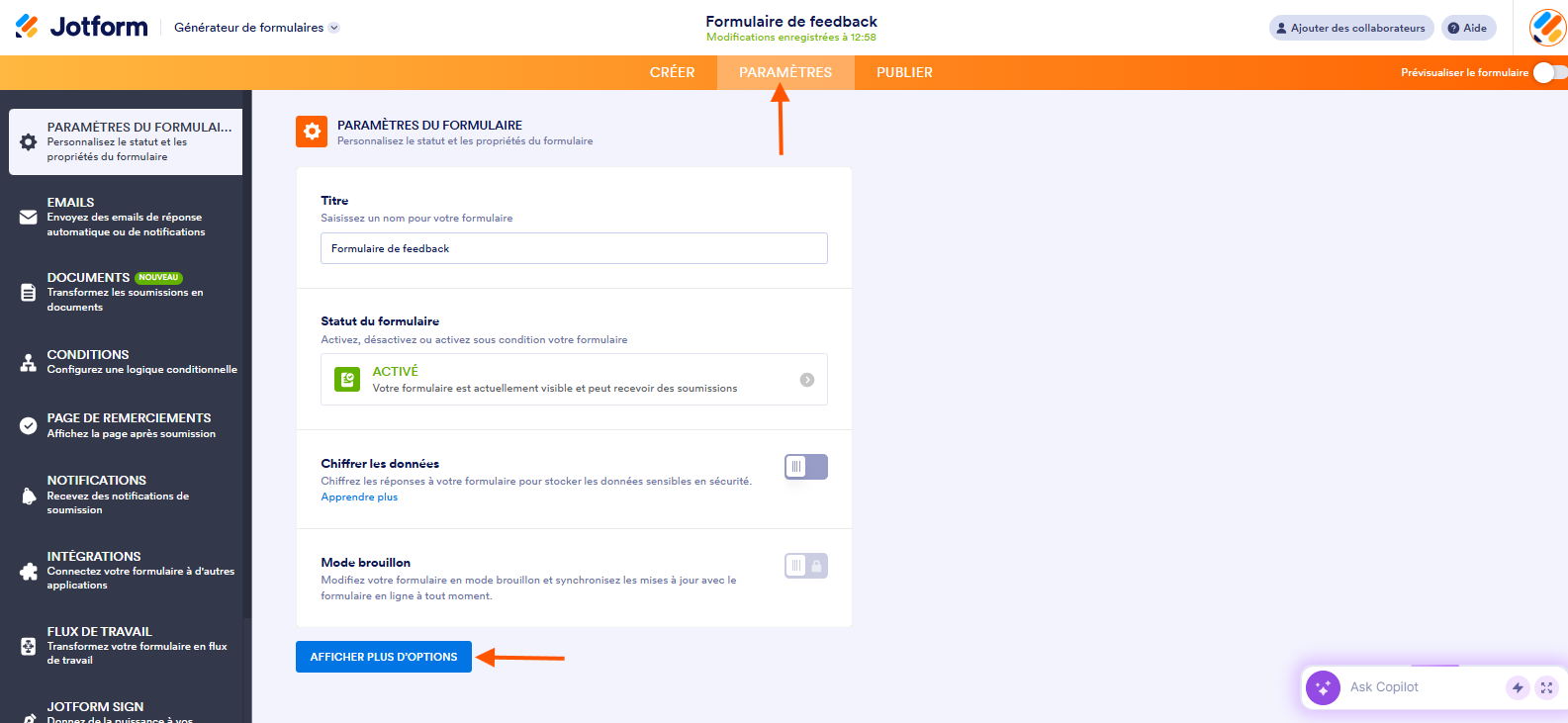 Capture d'écran de la page Paramètres du formulaire Jotform avec une flèche pointant vers Paramètres et une autre vers le bouton Afficher plus d'options