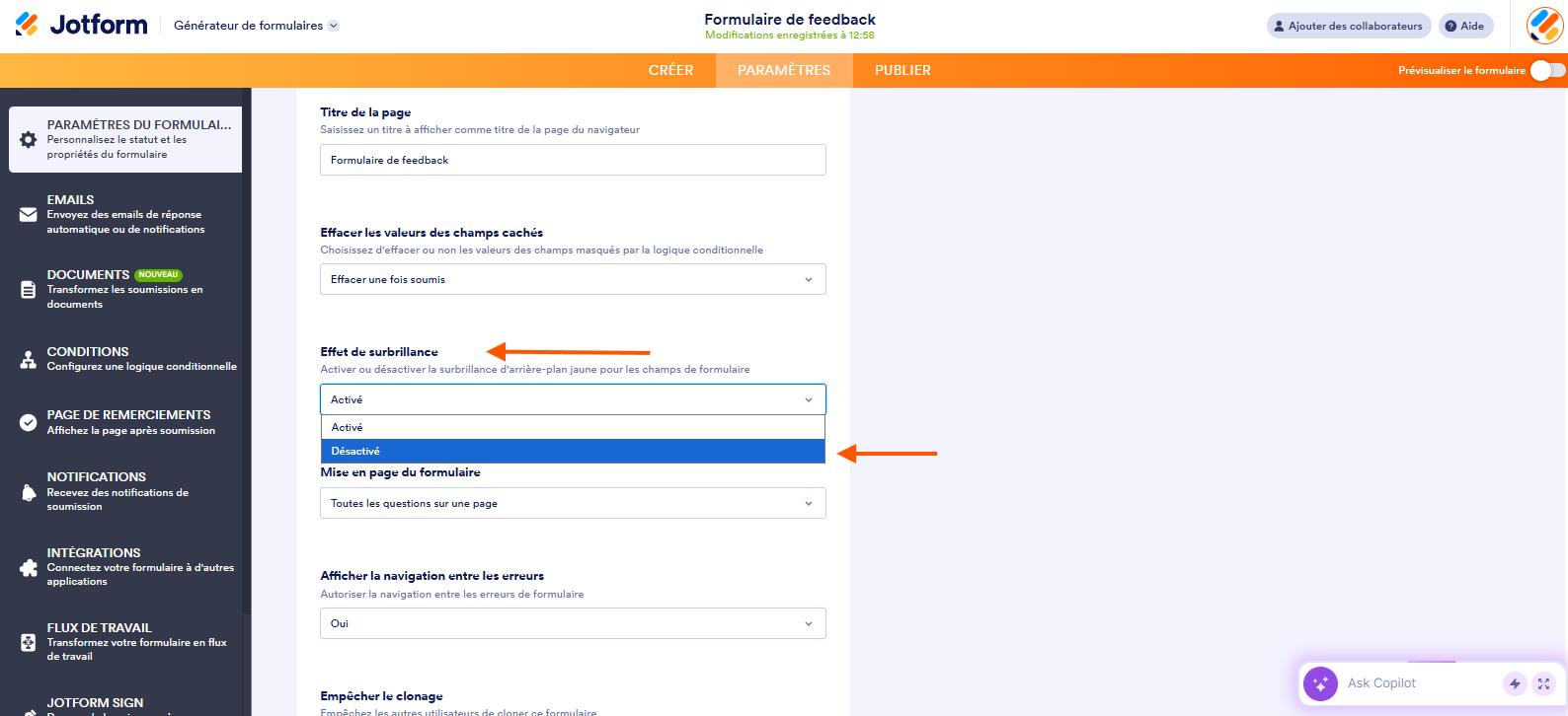 Capture d'écran de la page Paramètres du formulaire Jotform avec une flèche pointant vers la section Effet de surbrillance et une autre vers l'option Désactivé