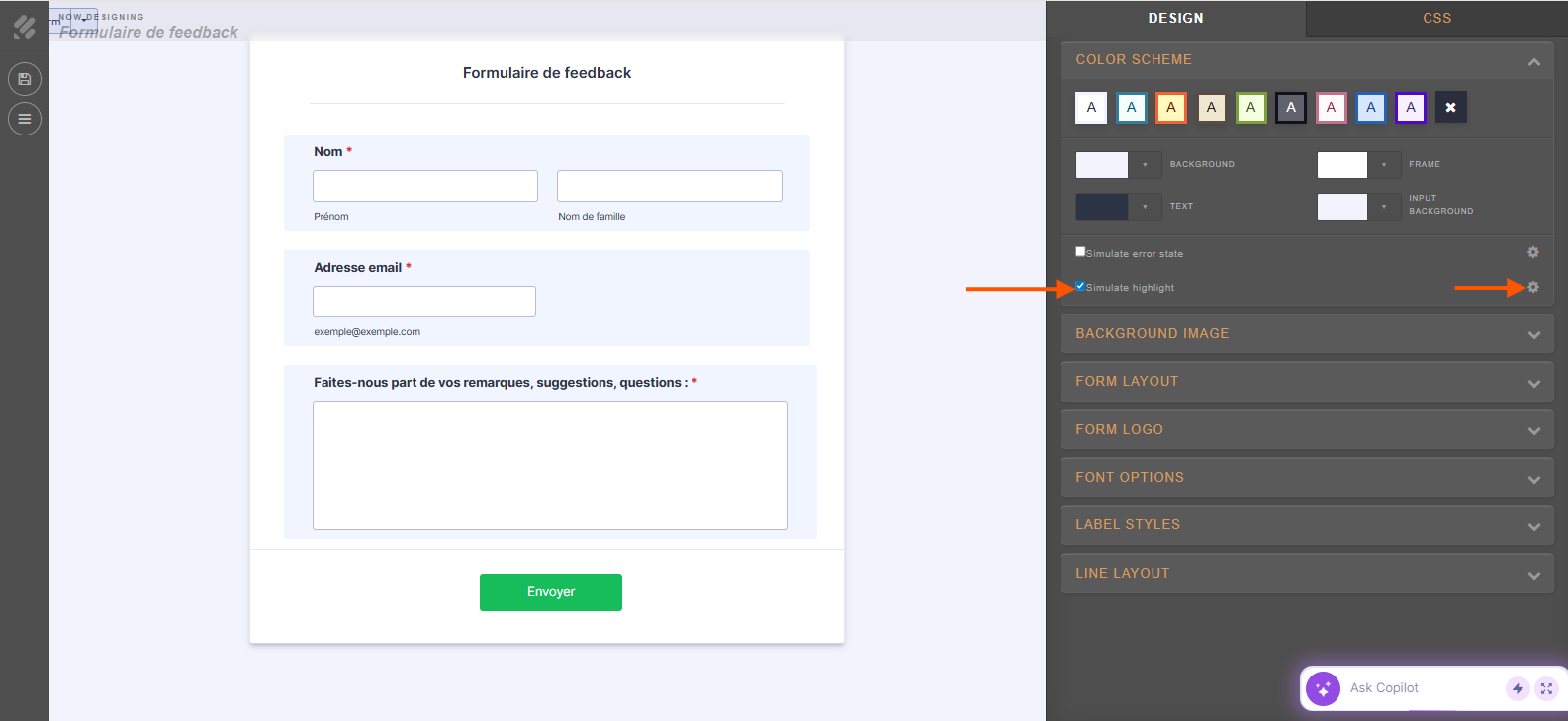 Capture d'écran de la page du Concepteur de formulaires de Jotform avec une flèche pointant vers l'option Simuler la surbrillance cochée et une autre vers l'icône d'engrenage en bout de ligne dans la section Schéma de couleurs 