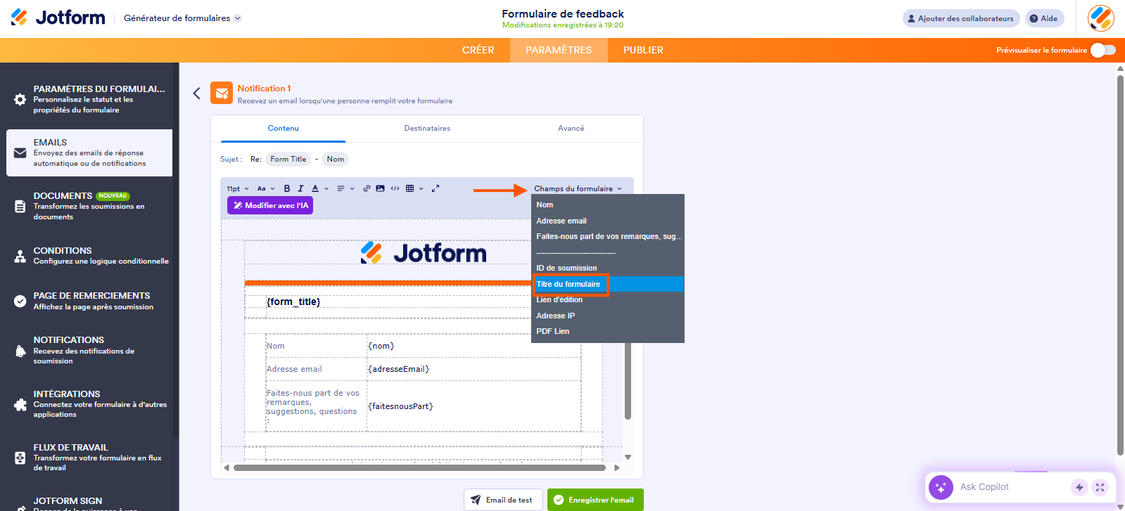 Capture d'écran de la page Notification dans le Générateur de formulaires Jotform avec une flèche pointant vers Champs du formulaire et un encadré autour de Titre du formulaire dans le menu des champs