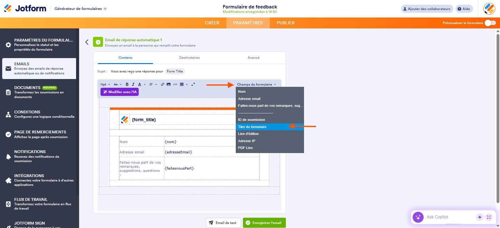 Capture d'écran de la page Notification dans le Générateur de formulaires Jotform avec une flèche pointant vers Champs du formulaire et une autre vers Titre du formulaire dans le menu des champs