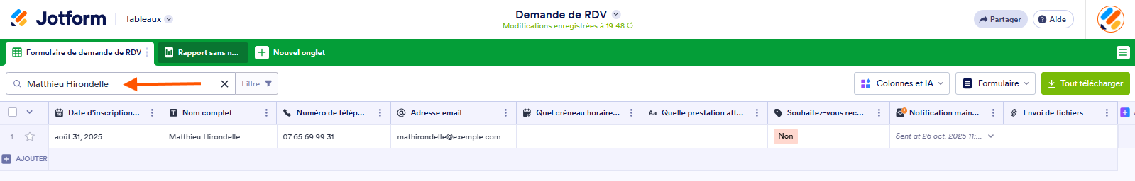 Capture d'écran d'un tableau dans les Tableaux Jotform avec une flèche pointant vers le nom Matthieu Hirondelle dans la barre de recherche et montrant la ligne de soumission de cette personne