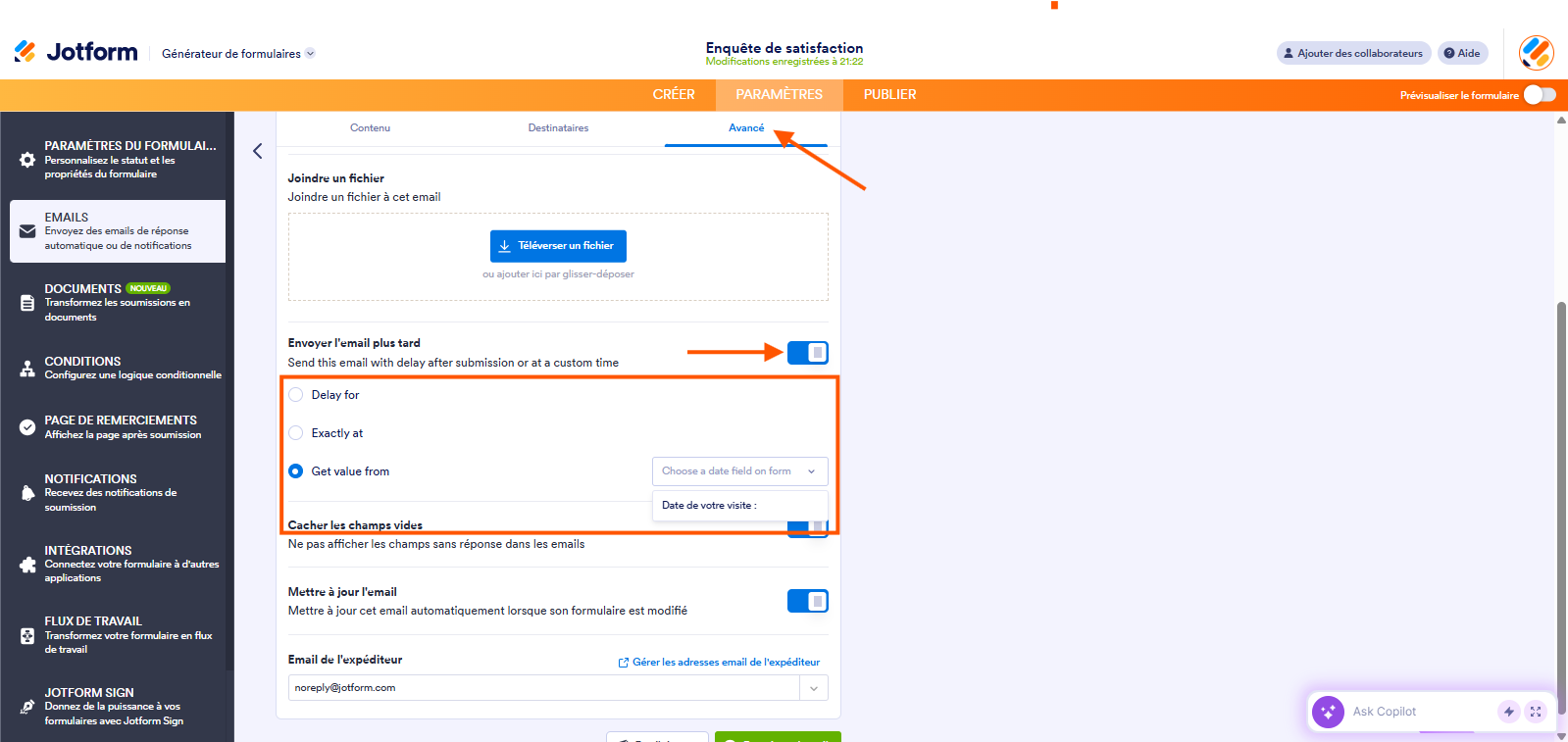 Capture d'écran de la page Email de réponse automatique dans le Générateur de formulaires Jotform avec une flèche vers l'onglet Avancé, une autre vers le bouton curseur de la section Envoyer l'email plus tard et un encadré autour des options proposées