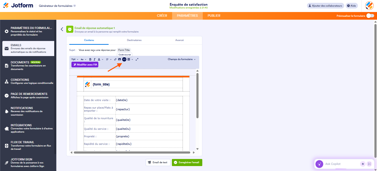 Capture d'écran de l'éditeur d'Email de réponse automatique dans le Générateur de formulaires Jotform avec une flèche pointant vers l'icône de Code source du modèle d'email de réponse automatique 