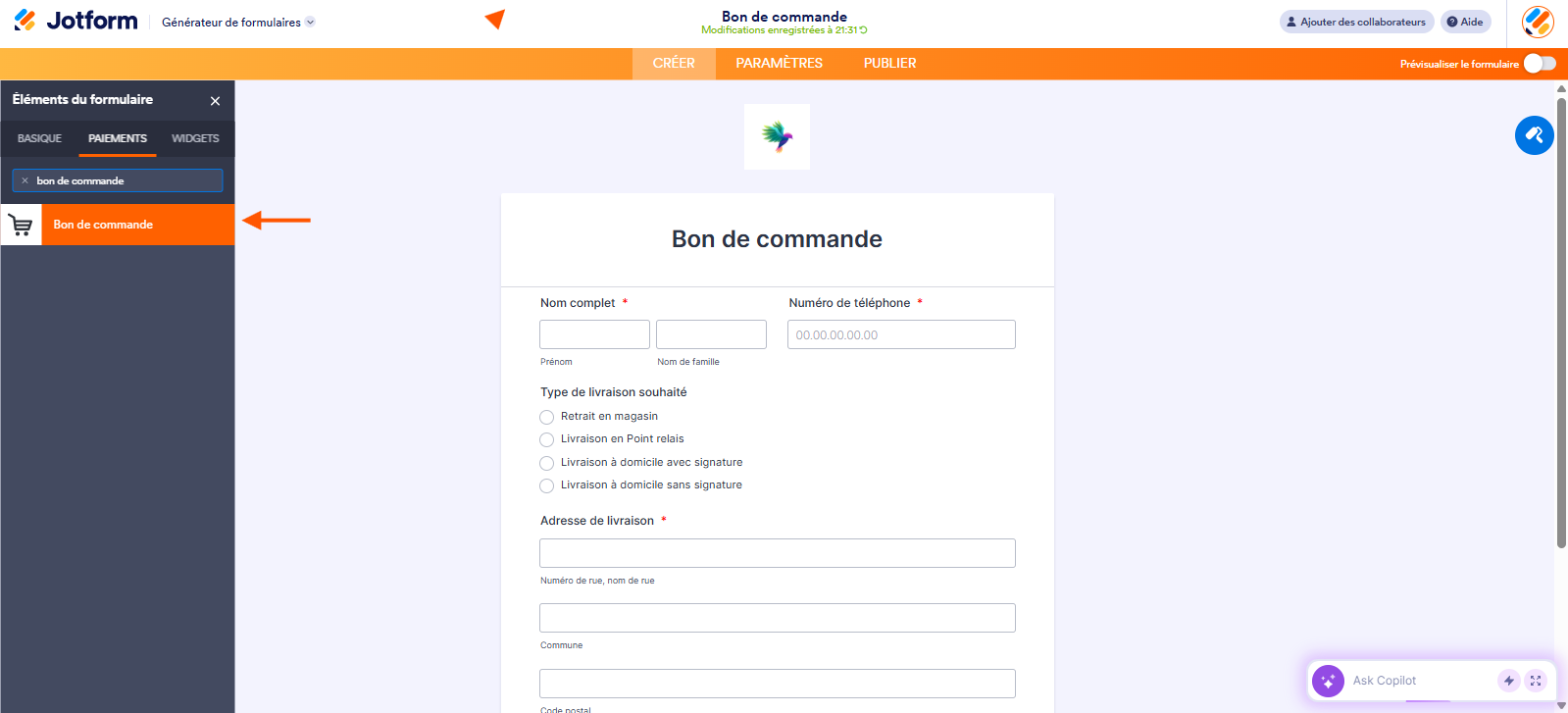 Capture d'écran d'un formulaire Bon de commande dans le Générateur de formulaires Jotform avec une flèche pointant vers l'élément de paiement « Bon de commande »