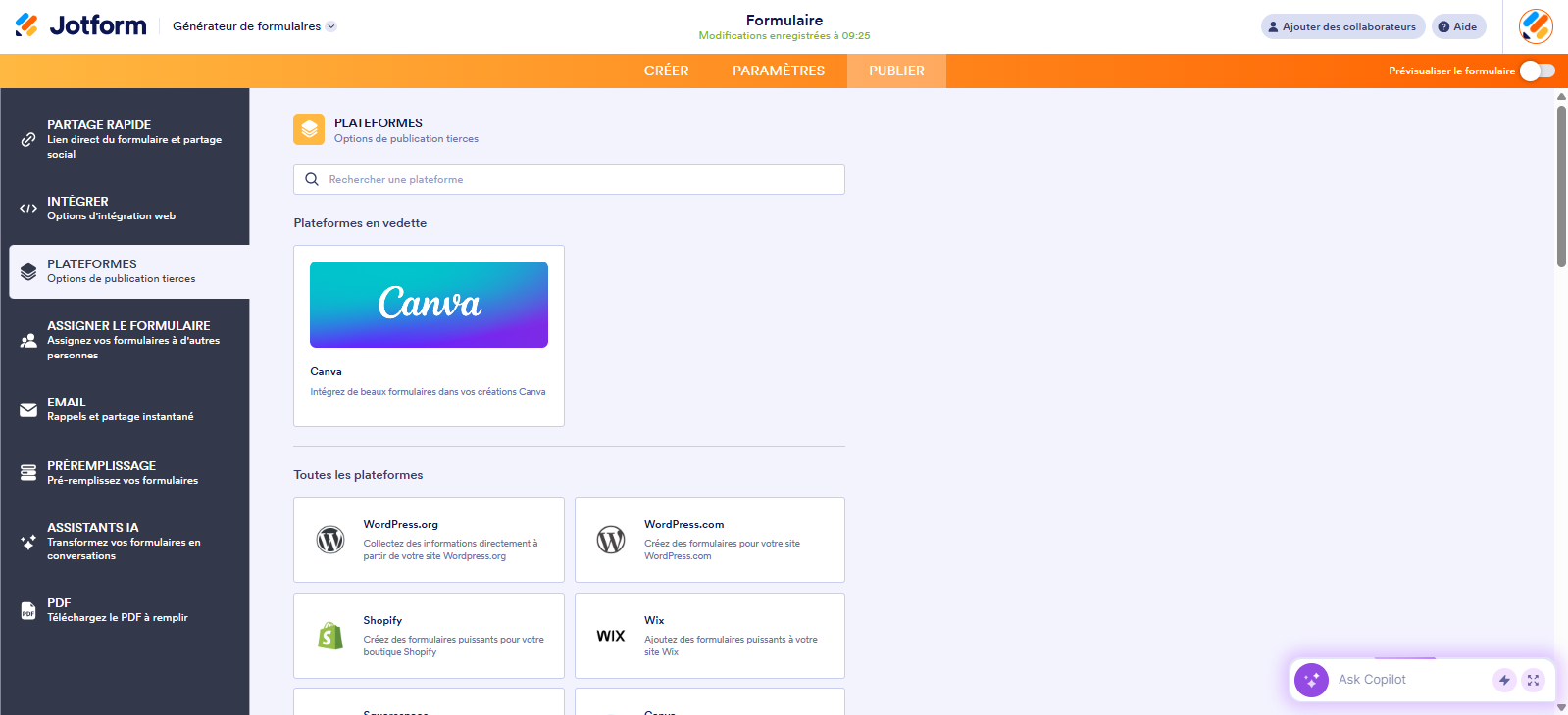 Capture d'écran de la page Plateformes dans le Générateur de formulaires Jotform avec une flèche pointant vers l'onglet Publier et une autre vers Plateformes dans le volet de gauche