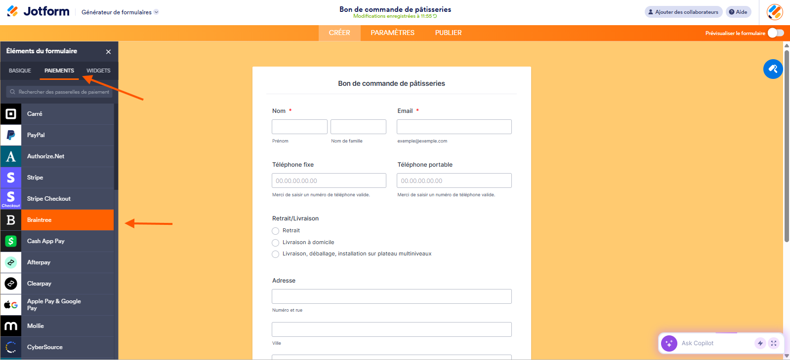 Capture d'écran d'un formulaire dans le Générateur de formulaires Jotform avec une flèche pointant vers l'onglet Paiements dans le volet Éléments du formulaire et une autre vers BrainTree