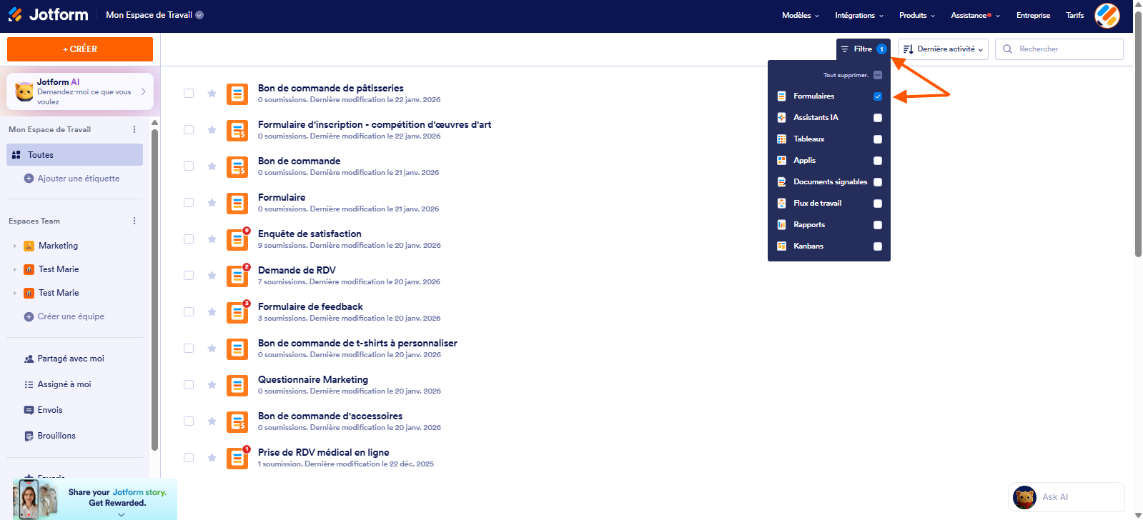 Capture d'écran de la page Mon Espace de Travail dans le Générateur de formulaires Jotform avec une flèche pointant vers le bouton Filtre et une autre vers la coche en regard de Formulaires et la liste des formulaires 