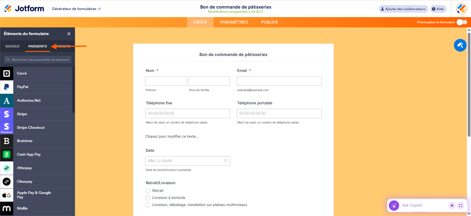 Capture d'écran d'un bon de commande dans le Générateur de formulaires Jotform avec une flèche pointant vers l'onglet Paiements et la liste des passerelles de paiement dans le volet de gauche