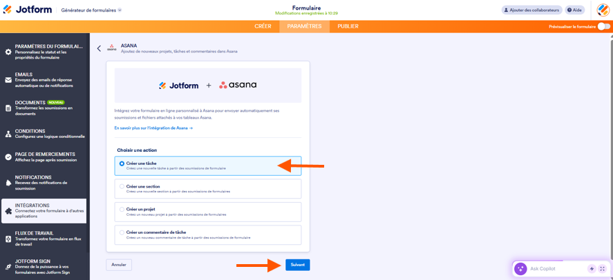 Capture d'écran de la page Jotform + Asana dans le Générateur de formulaires Jotform avec une flèche pointant vers Choisir une action et une autre vers Créer une tâche