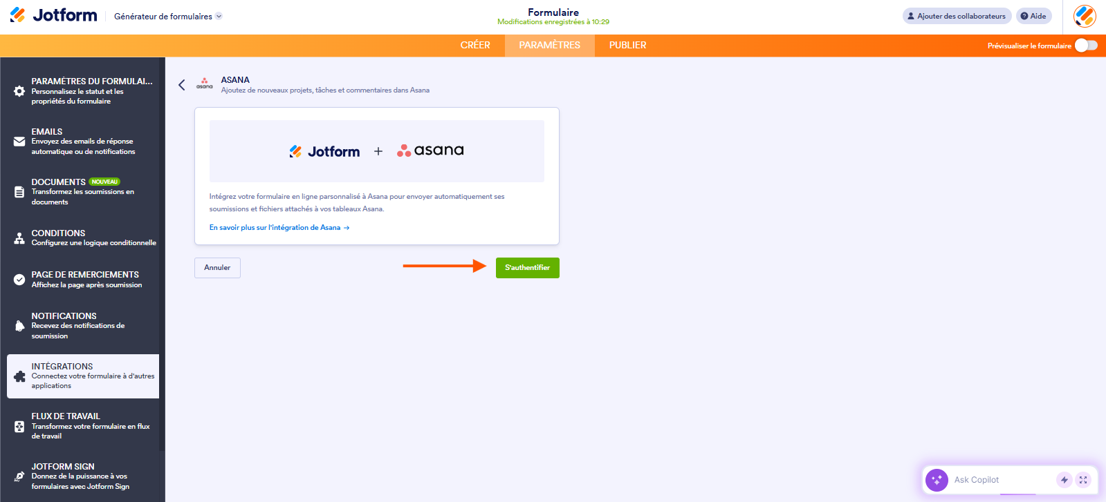 Capture d'écran de la page Jotform + Asana dans le Générateur de formulaires Jotform avec une flèche pointant vers le bouton S'authentifier