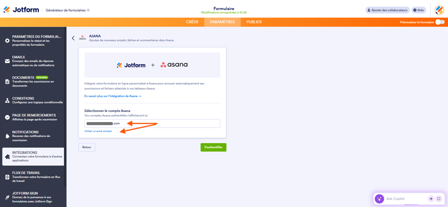 Capture d'écran de la page Jotform + Asana dans le Générateur de formulaires Jotform avec une flèche pointant vers l'adresse email enregistrée du compte Asana connecté et une autre vers Utiliser un autre compte