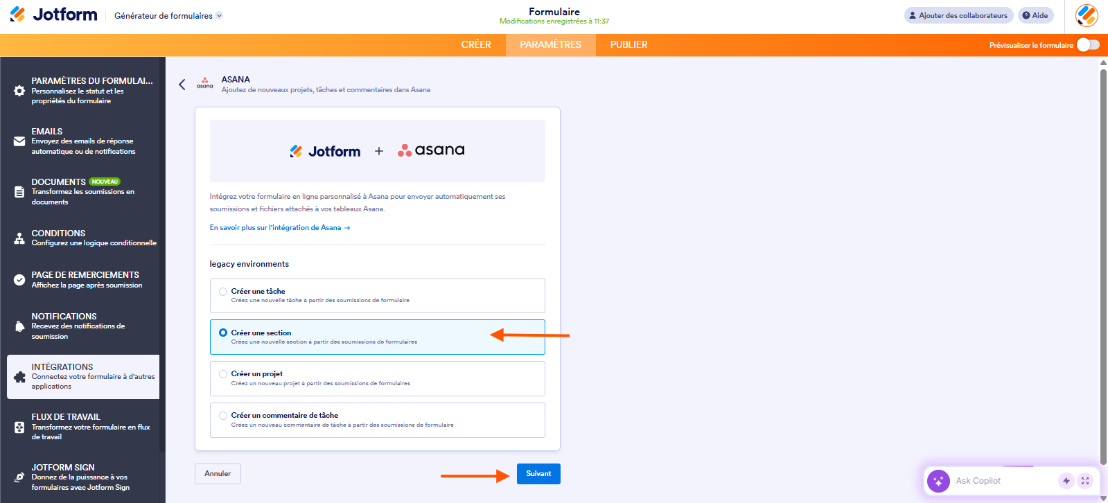 Capture d'écran de la page de l'intégration Jotform + Asana dans le Générateur de formulaires Jotform avec une flèche vers Créer une section et une autre vers Suivant