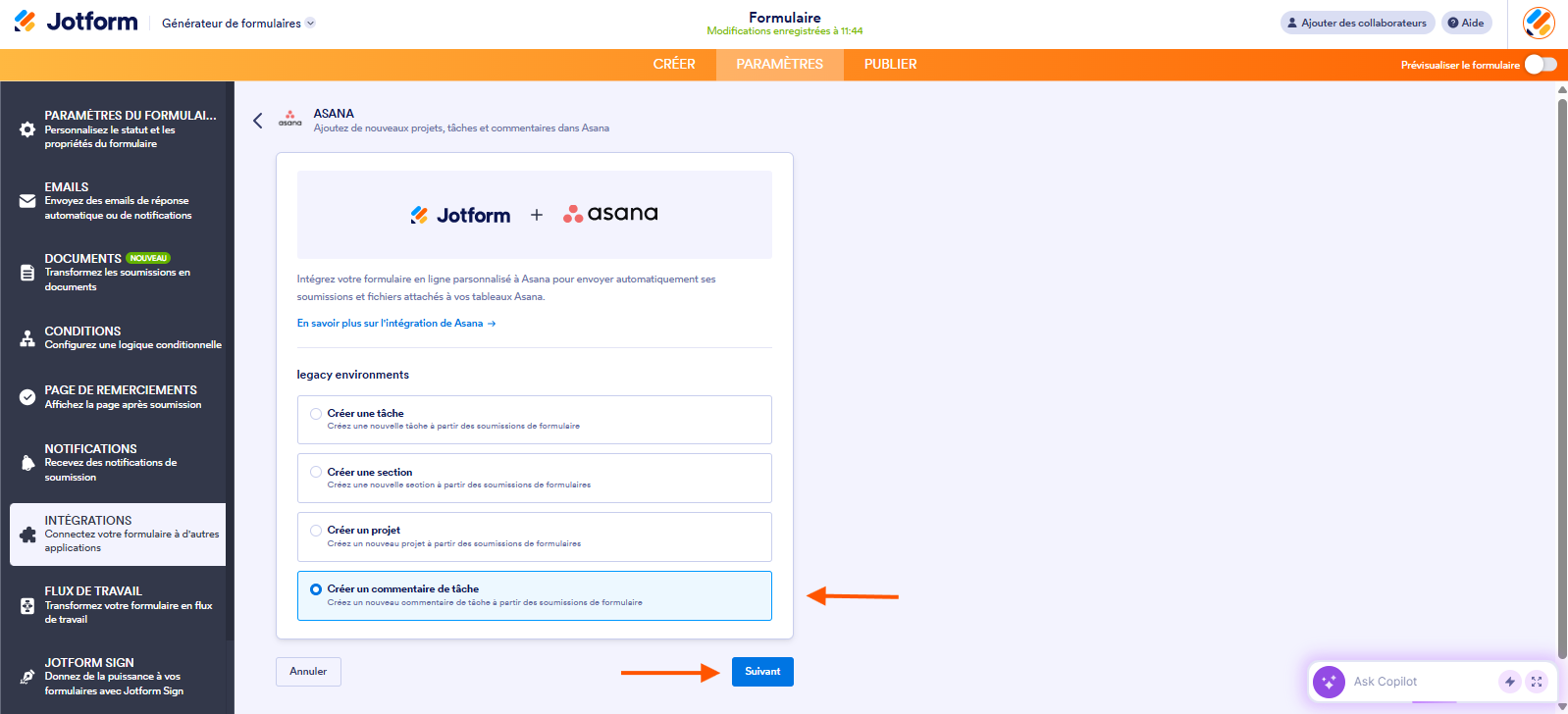 Capture d'écran de la page de l'intégration Jotform + Asana dans le Générateur de formulaires Jotform avec une flèche vers Créer un commentaire de tâche et une autre vers Suivant