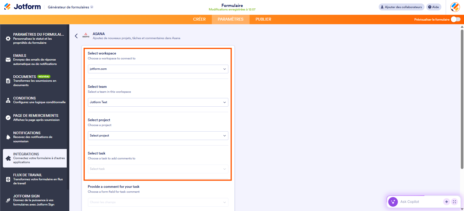 Capture d'écran de la page de l'intégration Jotform + Asana dans le Générateur de formulaires Jotform avec un encadré autour des champs à configurer tels que l'espace de travail, l'équipe, le projet et la tâche