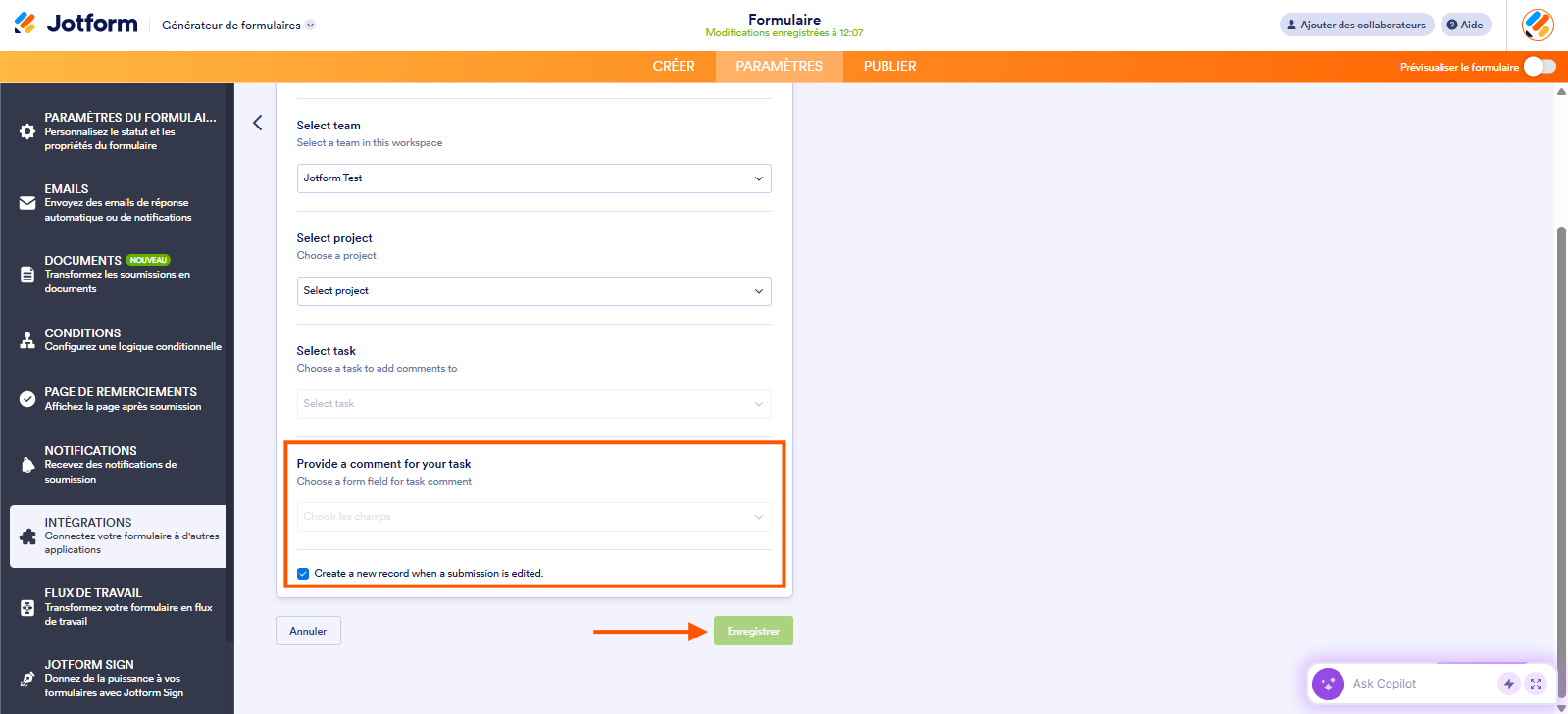 Capture d'écran de la page de l'intégration Jotform + Asana dans le Générateur de formulaires Jotform avec un encadré autour du champs à paramétrer Ajouter un commentaire à votre tâche et de la case à cocher Créer un nouvel enregistrement lorsqu'une soumission est modifiée, et une flèche vers le bouton Enregistrer