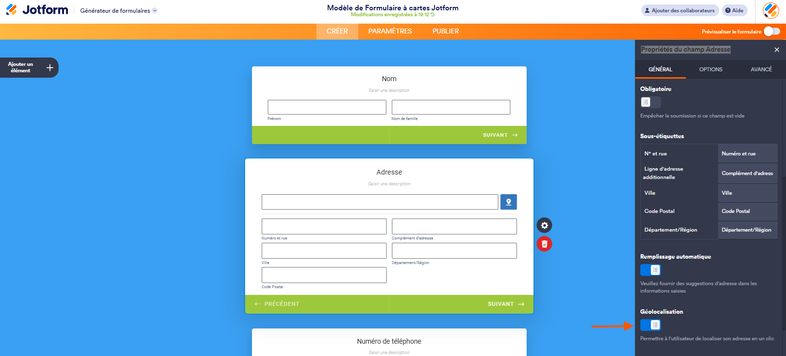 Capture d'écran d'un formulaire à cartes dans le Générateur de formulaires Jotform avec une flèche vers le bouton-curseur Géolocalisation activé