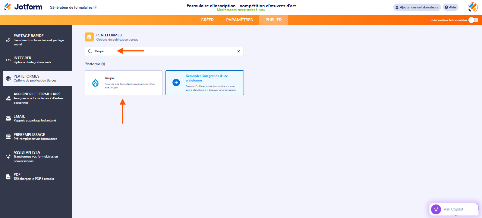 Capture d'écran de la page Plateformes dans le Générateur de formulaires Jotform avec une flèche vers la zone de recherche avec Drupal saisi dans le champ et une autre vers Drupal dans les résultats de recherche