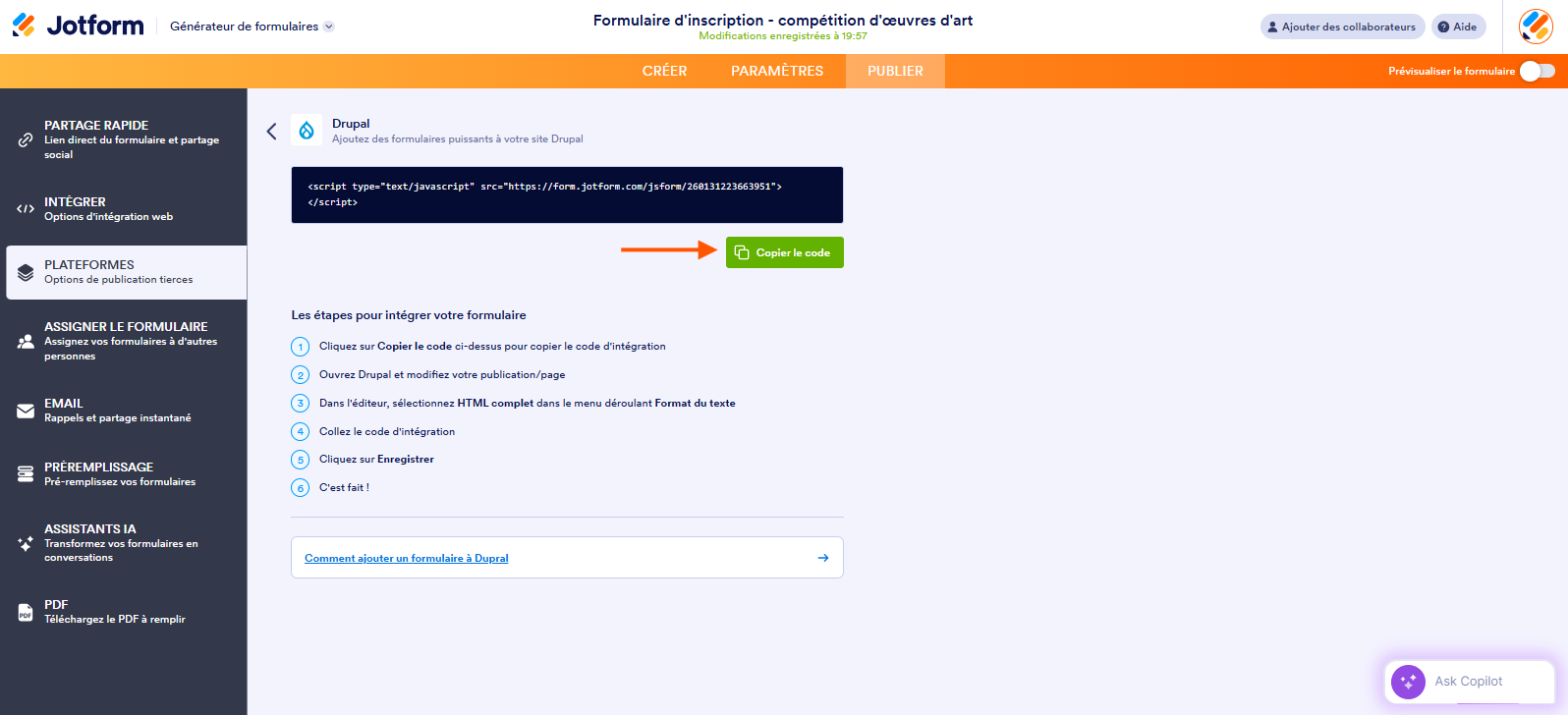 Capture d'écran de la page Drupal dans le Générateur de formulaires Jotform avec une flèche vers le bouton Copier le code