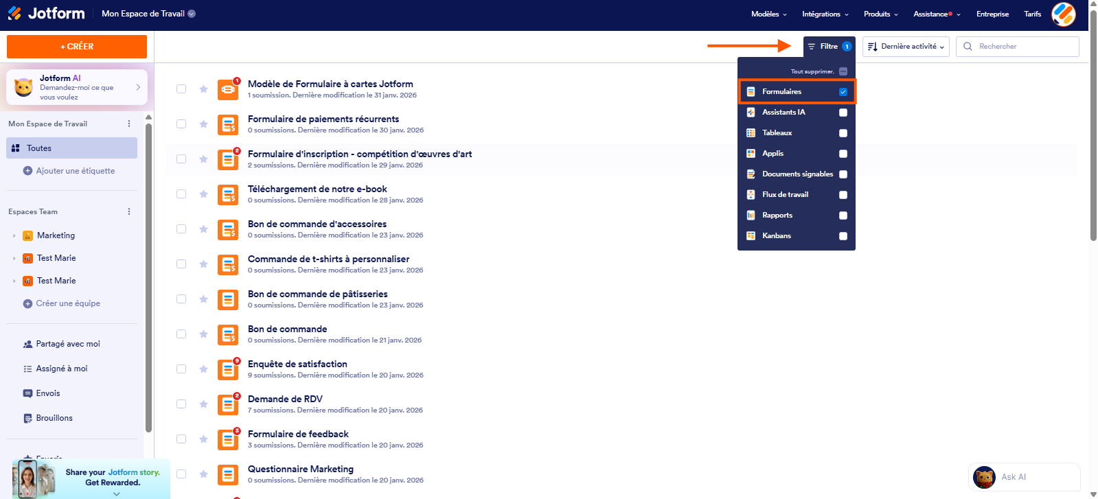 Capture d'écran de la page Mon Espace de travail Jotform avec la liste des formulaires, une flèche vers Filtre et un encadré autour de l'option Formulaires dans le menu ouvert