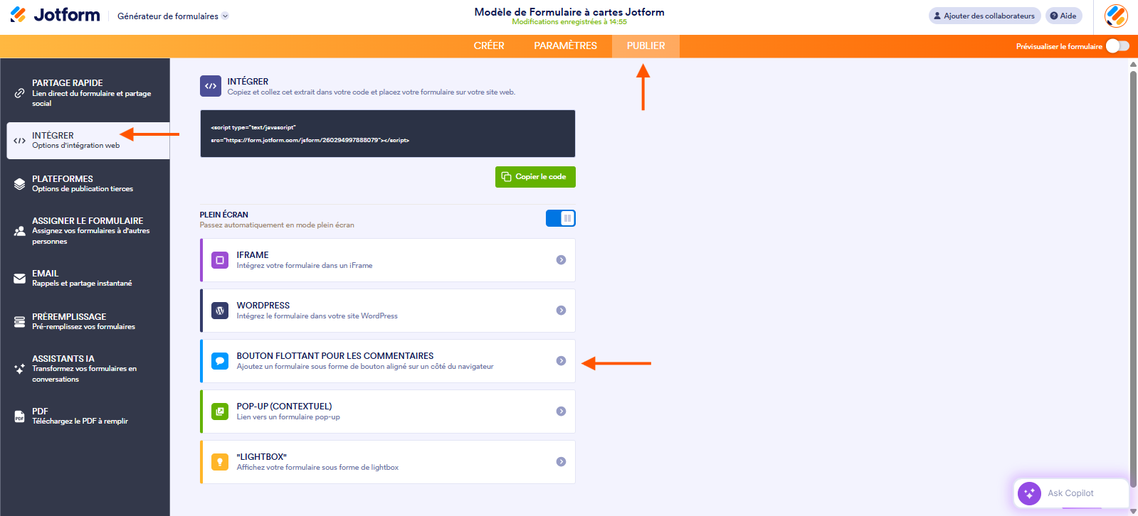 Capture d'écran de la page Intégrer d'un formulaire à cartes dans le Générateur de formulaires Jotform avec une flèche vers Publier, une autre vers Intégrer et une troisième vers Bouton flottant pour les commentaires