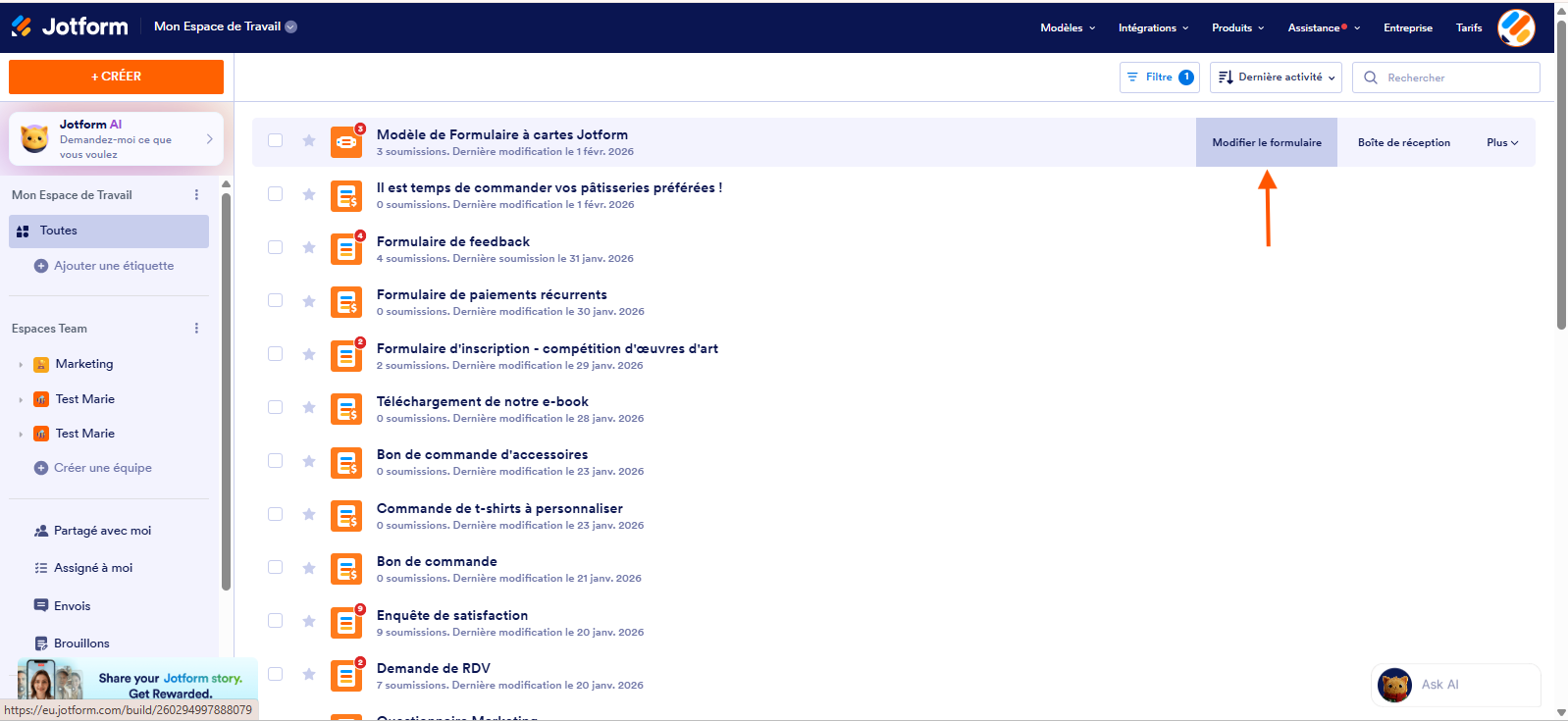 Capture d'écran de la liste des formulaires disponibles dans le Générateur de formulaires Jotform avec une flèche vers Modifier le formulaire sur la ligne du formulaire sélectionné