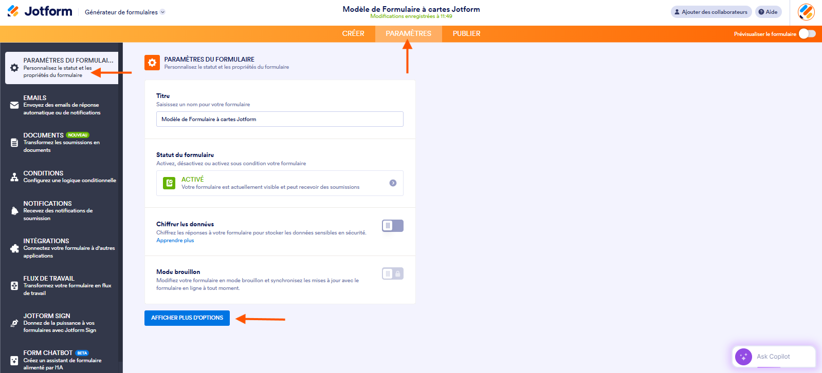 Capture d'écran de l'interface du Générateur de formulaires Jotform avec une flèche vers Paramètres, une autre vers Paramètres du formulaires et une troisième vers Afficher plus d'options