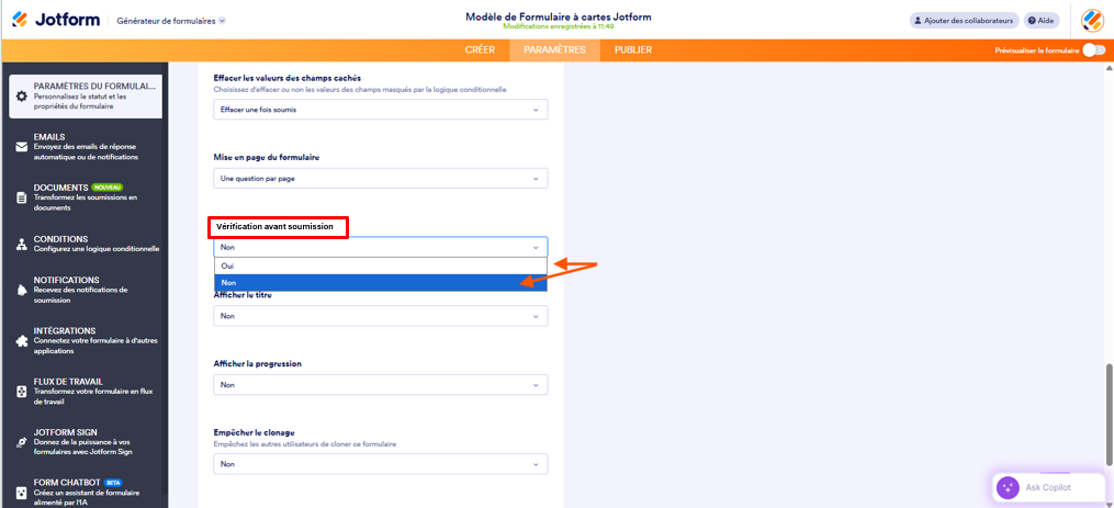 Capture d'écran de la page Paramètres du formulaire dans le Générateur de formulaires Jotform avec une flèche vers Oui, une autre vers Non et un la section Vérification avant soumission encadrée en rouge
