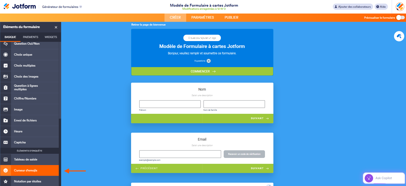 Capture d'écran d'un formulaire à cartes dans le Générateur de formulaires Jotform avec une flèche vers l'élément Curseur d'émojis 