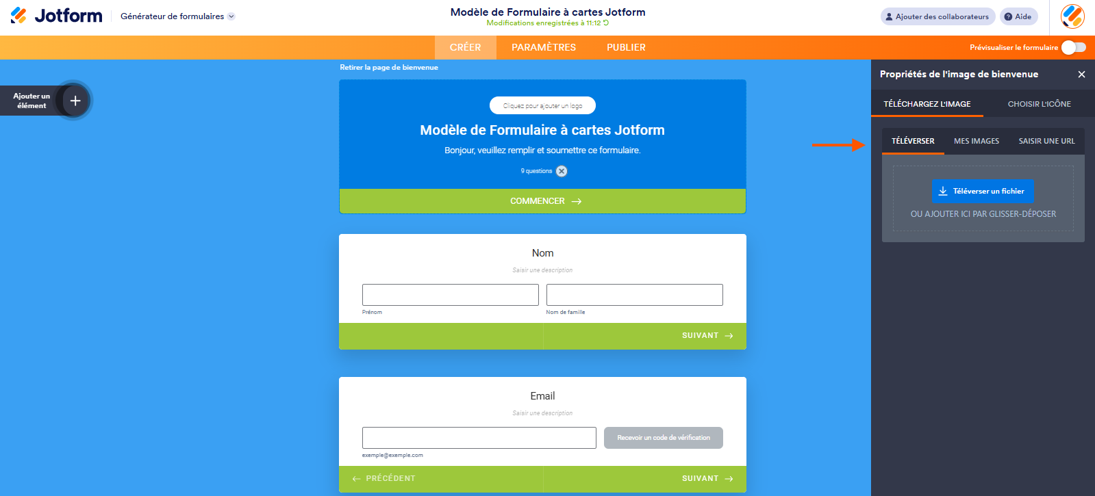 Capture d'écran d'un formulaire à cartes dans le Générateur de formulaires Jotform avec une flèche vers les onglets Téléverser, Mes images et Saisir une URL dans le volet Propriétés de l'image de bienvenue