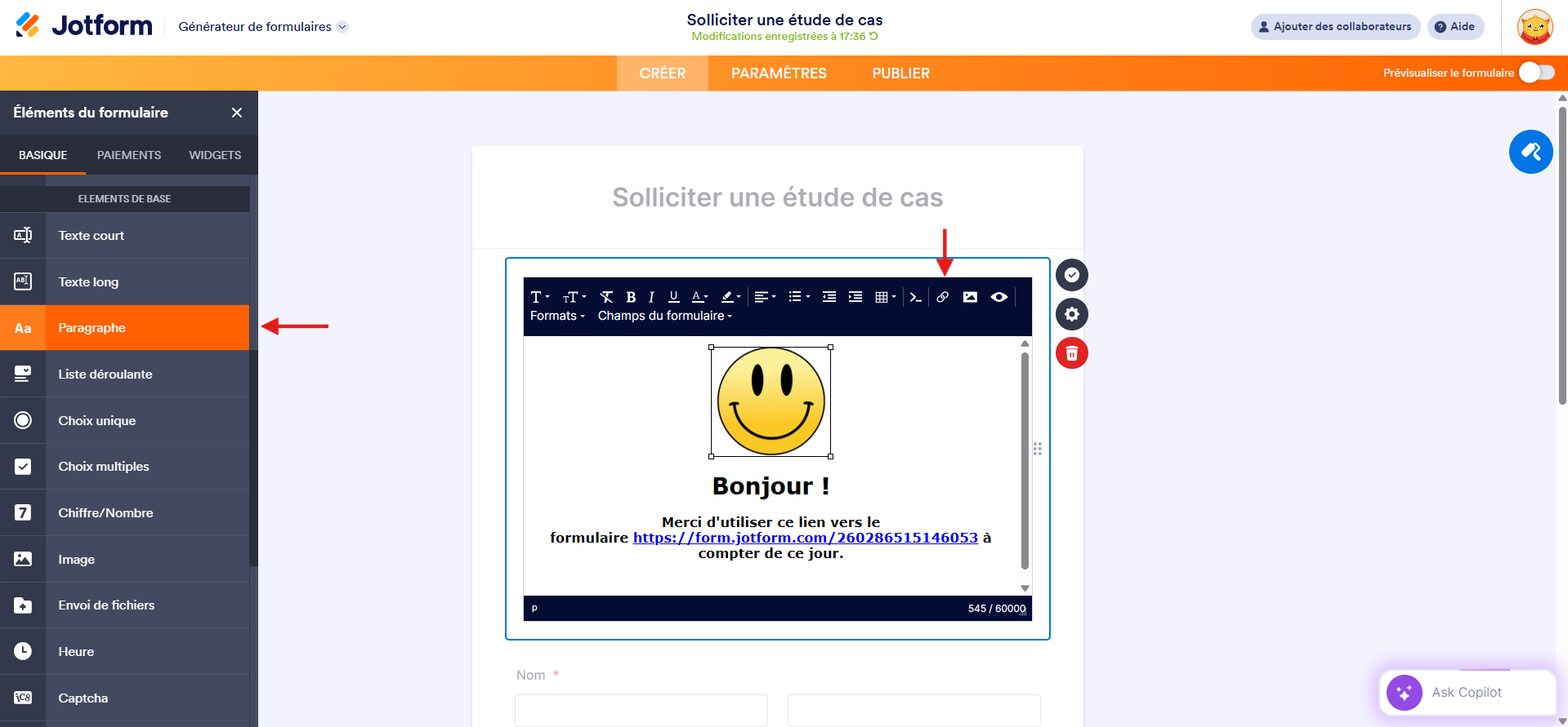 Capture d'écran du message informant du nouveau lien vers le formulaire dans l'éditeur de texte du Générateur de formulaires Jotform avec une flèche vers l'élément Paragraphe à gauche et une autre vers le symbole d'hyperlien