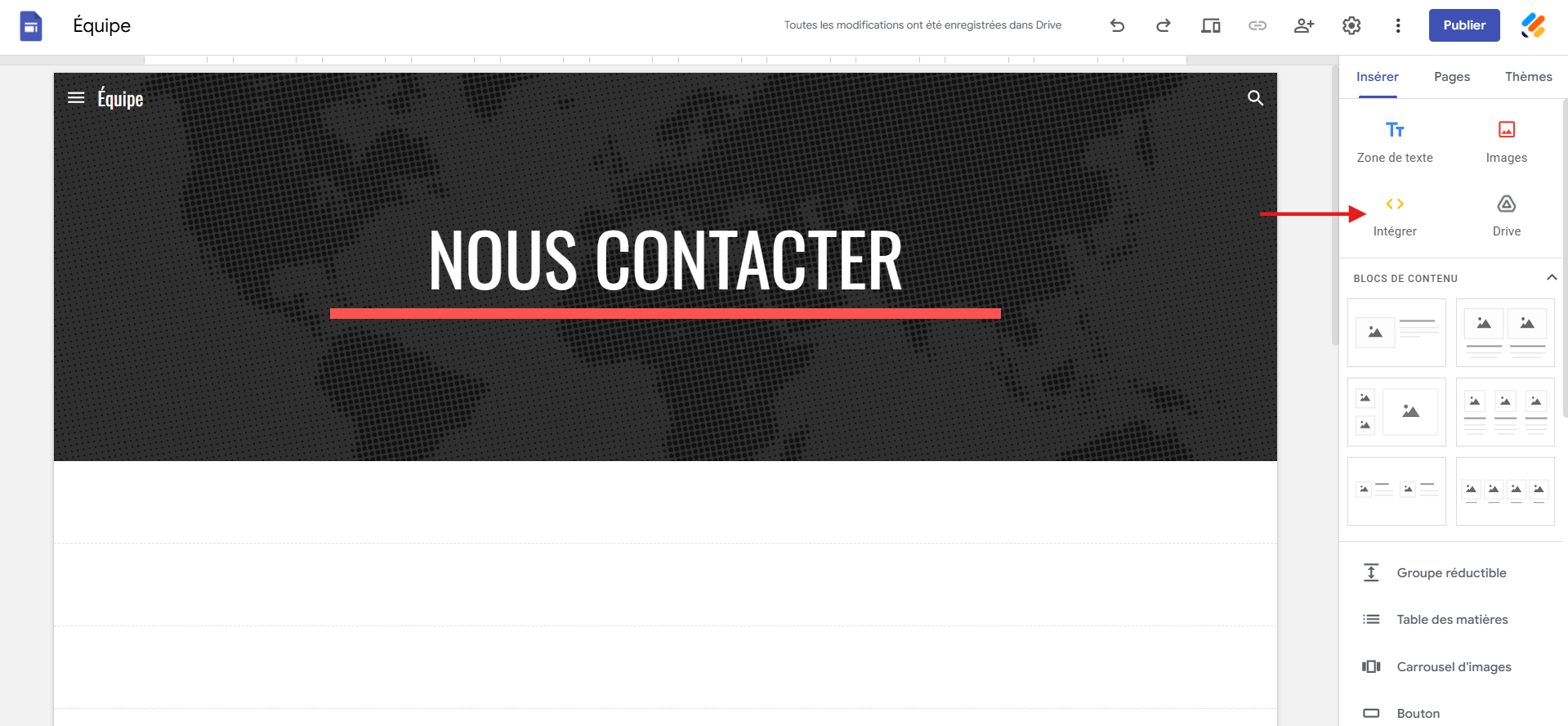 Capture d'écran d'un site dans l'interface Google Sites avec une flèche vers l'option Intégrer