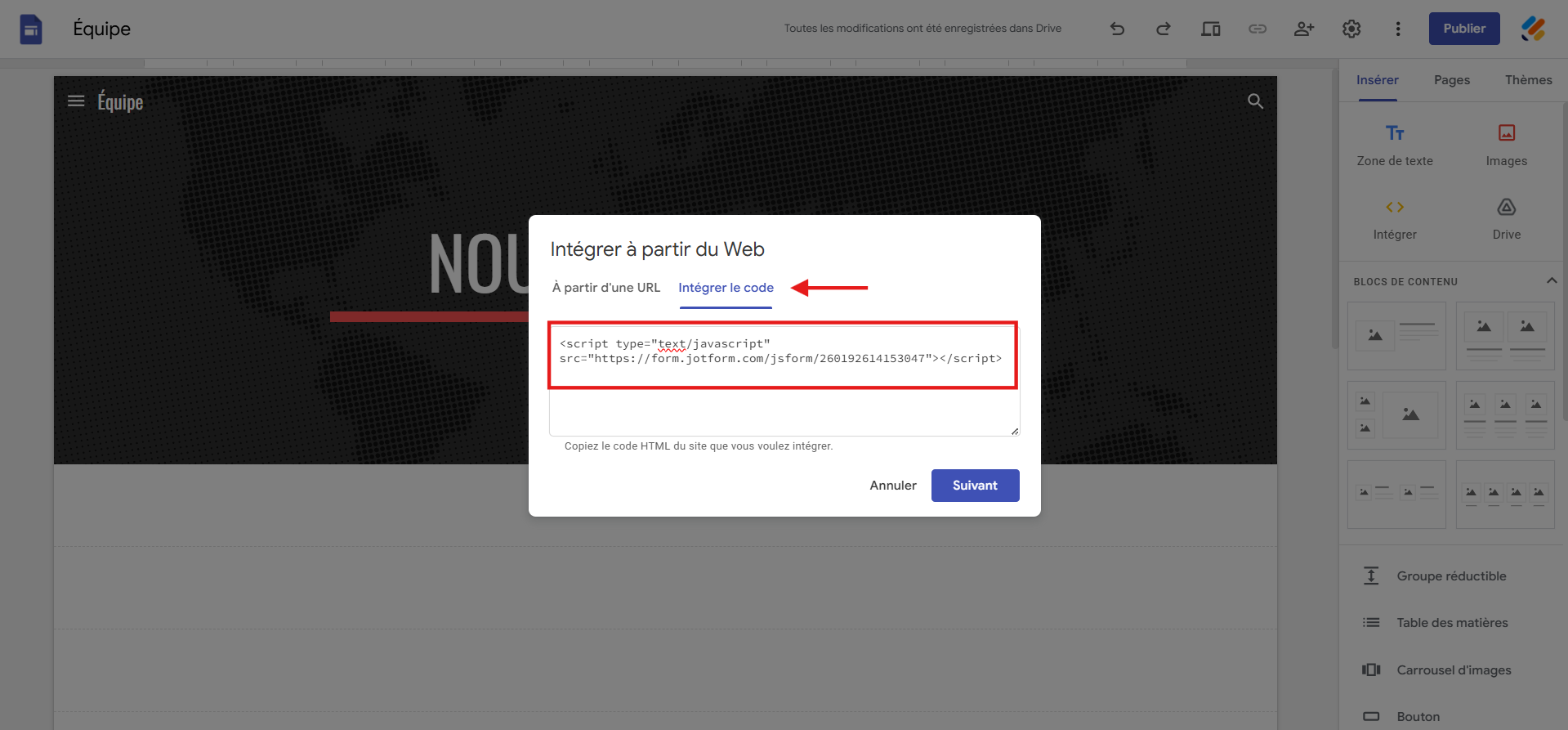 Capture d'écran de la fenêtre modale Intégrer à partir du Web dans Google Sites avec une flèche vers Intégrer le code et une autre vers le code d'intégration Jotform collé