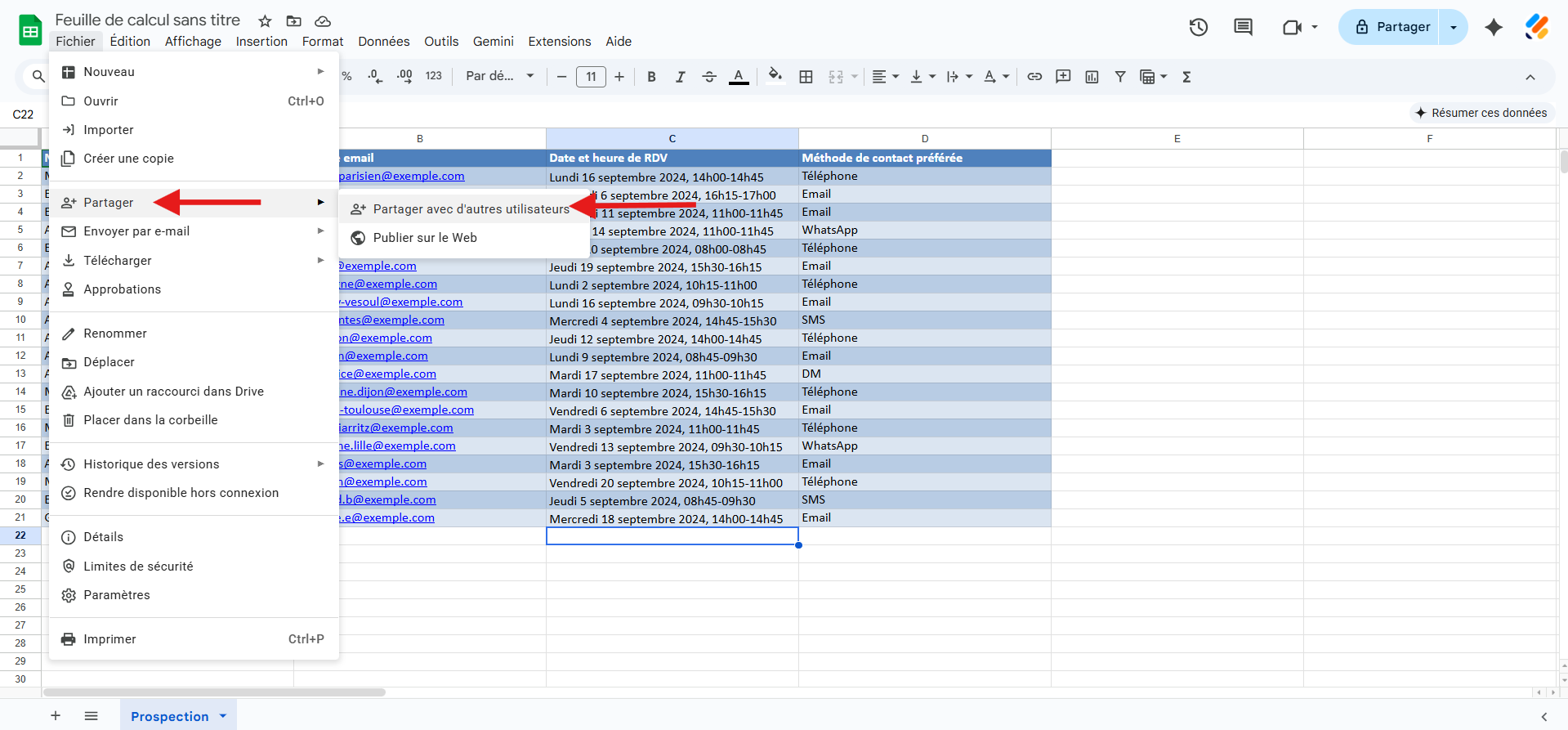 Capture d'écran de la feuille de calcul Google Sheets avec une flèche vers l'option Partager et une autre vers Partager avec d'autres utilisateurs